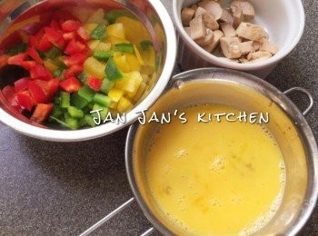 step1: 將材料切粒，蛋打發並加入黑椒、胡椒粉及鹽調味。