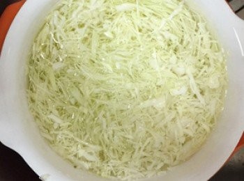 step3: 高麗菜洗淨後切細絲泡冰水備用。