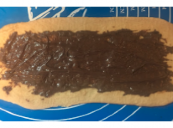 step3: 咖啡榛子紐紋包做法：
將粉團壓平，搽上榛子醬。