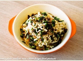 step5: 將步驟3的涼拌醬汁，拌入已瀝乾水分的麵條後，放入盤中備用。