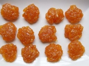 step10: 內餡(每個約22g方型,長型18-20g)。果醬太黏手可適量沾些玉米粉幫助操作。