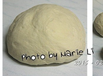 step2: 45分之後機器發出嗶嗶聲
取出麵糰將裡面的氣體擀出來
把麵糰等分成四份
做成四份《佛卡夏麵包》

等分成四份的麵糰各別揉成糰
蓋上保鮮膜靜置約 10 分鐘左右讓麵糰鬆弛