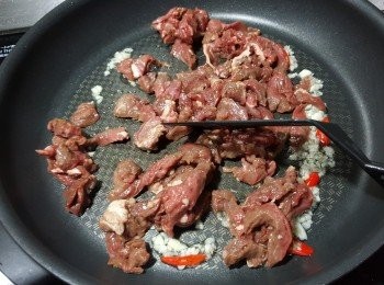 step3: 落牛柳用大火快炒,炒至將近九成熟(不要炒太耐,見開始冇血水即可,否則會un)