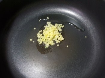 step3: 用少許油起鑊,先爆香薑米