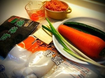 step1: 將白飯和拌飯料混合,清洗<span class="group_1">食材</span>