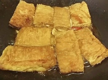 step4: 加入調味料及約1/2飯碗的水量煮至入味