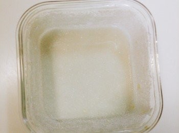 step3: 蓋保鮮膜室溫1小時，等待期間，取一個容器，內部抹上薄薄的無鹽奶油，再將糖倒入轉動容器，讓糖均勻沾在剛剛塗的奶油上,多餘的糖倒掉，將容器蓋保鮮膜冰冷藏備用