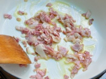 step2: 將碎培根以少許奶油煸香(也可以煸至微焦黃)，最後再加上砂糖拌炒