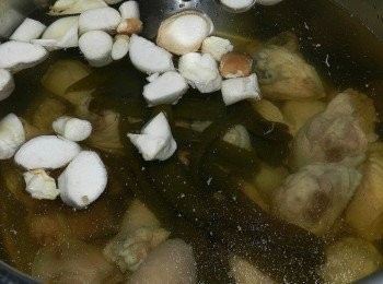 step3: 整罐剝皮辣椒罐頭下鍋，煮滾後轉小火，再煮個30至45分，最後下米酒與鹽調味即可~~