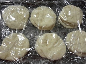 step3: 將麵糰分成16份，搓圓，再壓扁，灑少許麵粉在上，再鋪上保鮮紙，靜置15分鐘