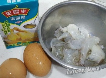 step1: 蝦剝榖，挑腸，開半。用少許鹽及豆粉撈勻，洗淨，吸乾水份。