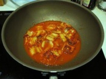 step6: 加入1小碗熱水、少許鹽，開鍋後轉小火蓋鍋蓋燉10分鐘左右