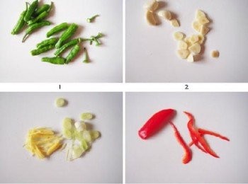 step1: 辣椒洗淨後，切​​掉蒂備用；大蒜剝皮後，縱向切成薄片；大蔥切成圓片，生薑去皮後切成細絲；裝飾用的紅椒洗乾淨後，切成很細的絲。