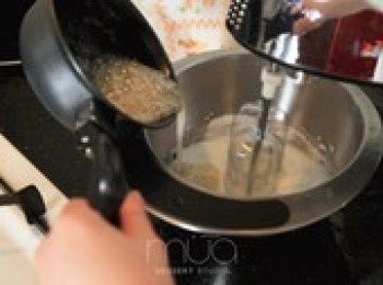 step5: 一隻手握著打蛋器保持高速打發蛋白，一隻手用鍋子慢慢沿著蛋盆邊澆入糖漿，糖漿不要澆到打蛋器的打頭的上方不然就結在一起了