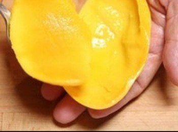 step3: 另一半芒果切成數塊