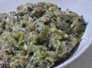 step2: 主料有鮮蝦仁蓉、豬肉餡、黑木耳、香菇，南餡的蔬菜本應是薺菜，但因為沒有，所以今天蔬菜的主角就大膽地啟用了豆苗。輔料：雞蛋一個，蔥油，香油，紹興酒，蔥薑末，鹽，雞精，淡醬油。這裡有個要注意地方：先用雞蛋調肉、蝦混合餡，再放進菜注意要順著一個方向攪拌哦！