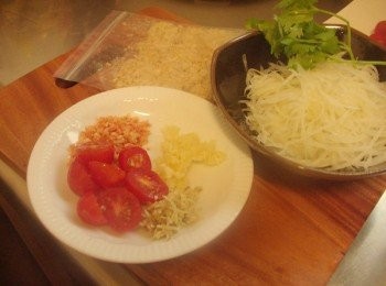 step4: 其他<span class="group_1">材料</span>薑蒜切末ˊ蕃茄對半切ˊ蝦米略為壓扁切細