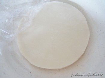 step1: 主要材料当然是饺子皮.。首先 ，取出一张饺子皮