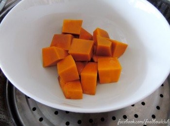 step1: 把皮去掉後，將南瓜切成小塊狀。然後放入蒸鍋裏蒸10-12分鐘至到南瓜熟透變軟為止。