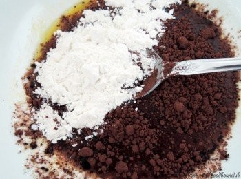 step3: 最後，加入可可粉和低筋麵粉，拌勻至麵糊。