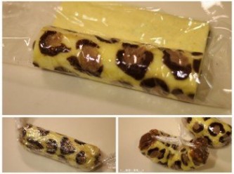 step17: 利用保鮮膜將蛋糕捲起，將保鮮膜兩端像包糖果那樣旋緊，再拉往中間綁好，做出香蕉的彎度。