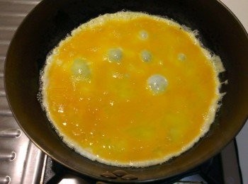 step5: 將雞蛋少許調味打勻，倒入熱鍋中
