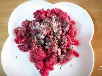 step2: 牛絞肉先用米酒 2匙 , 胡椒粉 1匙 , 醬油 1匙拌勻醃一個小時