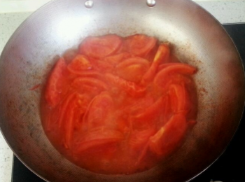 step2: 熱油鍋，下番茄翻炒。