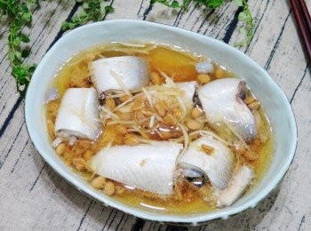 step5: 小心先取出蒸盤和上頭的豆鼓虱目魚，第1道豆豉虱目魚即完成