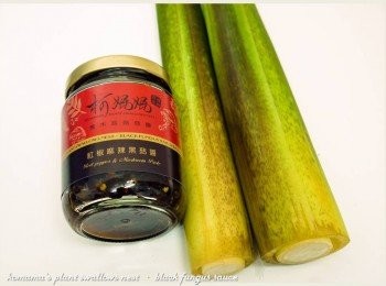 step1: 事先準備茭白筍、紅椒麻辣黑菇醬與白芝麻等料理<span class="group_1">食材</span>。