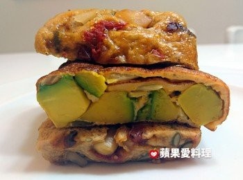 step8: 夾在饅頭裡，變成【酪梨蛋捲饅頭堡】。