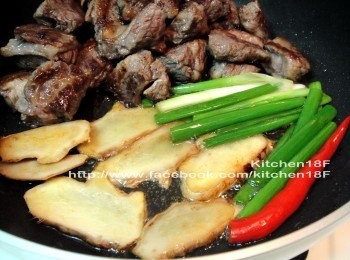 step3: 將牛肉移至鍋邊，利用牛肉煎出的油脂來爆香，只留1大匙，其他撈除，避免過度油膩。接著，放進<span class="group_2">爆香材料</span>，以「小火」爆香至飄出蔥薑味。(約3分鐘)