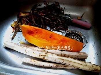 step2: 期間將南瓜去皮去籽 , 牛蒡去皮