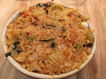 step7: 將炒好的飯放入一個圓碗中，並壓實。