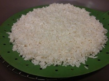 step1: 糯米先浸四小時以上,冬菇和蝦乾先浸軟,糯米隔水蒸四十五分鐘左右。