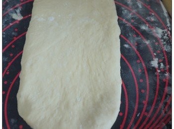 step3: 將麵團揉圓後撖平，撖成楕圓片狀。