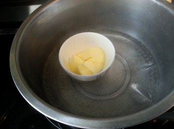 step1: 先做<span class="group_2">餅底:</span>將無鹽牛油用熱水座溶