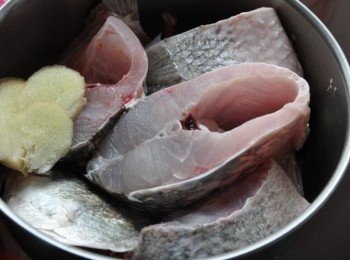 step2: 鱸魚請魚販切塊後，用水燒沖洗乾淨、切薑片備用
