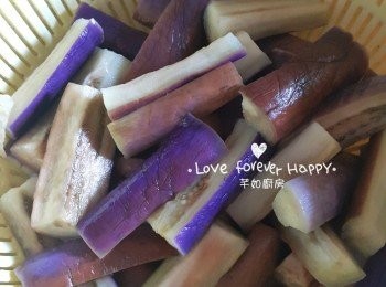 step4: 將茄子再切成條狀及瀝乾水份