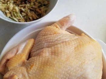 step3: 【<span class="group_2">雞醃料</span>】及生抽，老抽，魚露撈勻。

而家處理雞；將雞其中一邊剪開，令雞可以攤平。用以上醃料塗滿雞全身，放入保鮮袋，醃過夜。