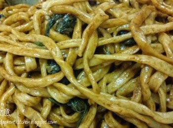 step4: 準備另一個鍋煮熟麵條，之後撈出隔水，拌入少許醬油及油於麵中，最後淋上葱油即可