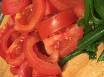 step1: 先把蕃茄切小件，我個人會去籽。蔥切段。