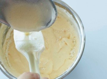 step9: 用橡皮刮刀一邊承接，一邊一點一點慢慢倒回缽盆裡，接著以大範圍的方式混拌，直到麵糊沒有結塊為止。