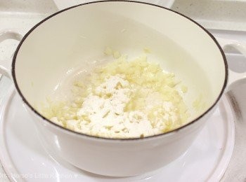 step6: 於洋蔥粒上灑上麵粉 1-2 tbsp拌勻。