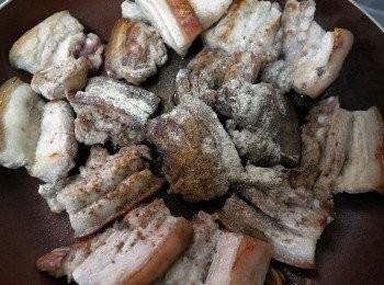 step3: 加入黑胡椒粉.五香粉.八角拌炒