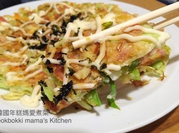 step4: 切件後淋上蛋黄醬、照燒汁和紫菜，即可享用。