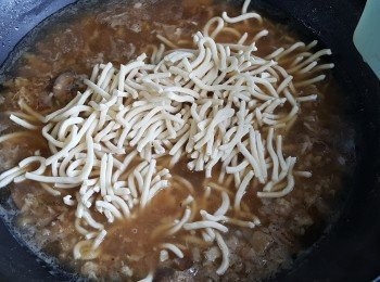 step7: 將麵條加入，煮沸後，轉小火，烹煮15分鐘。