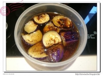 step3: 材料2-4拌勻, 加入茄子, 放雪櫃浸3-4小時。