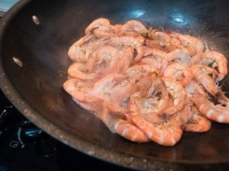 step5: 好，跟住煮蝦湯底。洗乾淨啲蝦，大火燒熱個鑊，落油炒香啲蝦，落少少酒，焗一焗，落幾公升水大火煲最小一個半鐘。見太小水就再加，總之要啲下出晒味。