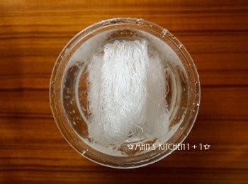 step1: 首先將粉絲用水泡軟後備用。